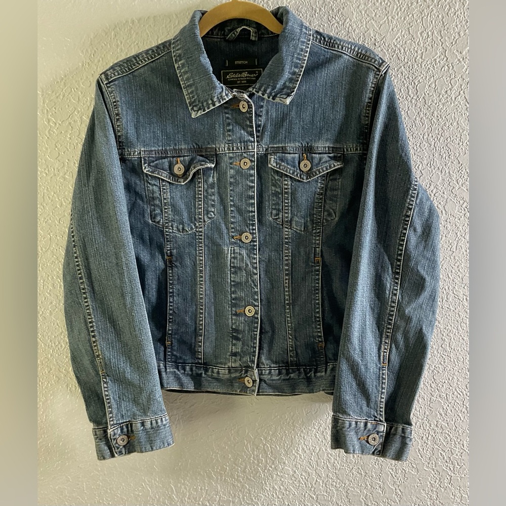 Eddie Bauer denim jacket w/stretch sz med 4 pockets pp 21” L 22” cotton/spandex